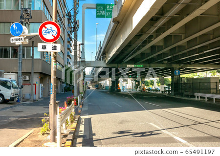 路上自行車的路標 路上自行車的路標 65491197