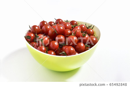 Cherry tomatoes 65492848