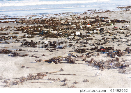 在海灘上用海藻洗淨大量塑料瓶和塑料垃圾（自然環境污染問題/水彩風格） 65492962
