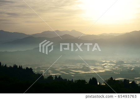 日本主要稻田之一的雲海景色，南魚沼的春天清晨景色 65493763