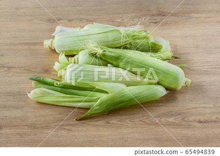 Mature corn on the cob wooden background, flat lay, top view Mature corn on the cob wooden background, flat lay, top view 65494839