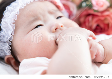 嬰兒肖像吸吮手指 65495203