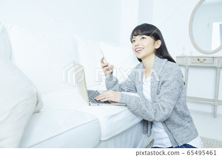 年輕的女士 年輕的女士 65495461