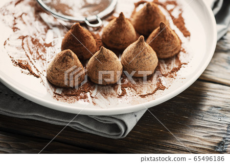 Homemade chocolate truffle 65496186