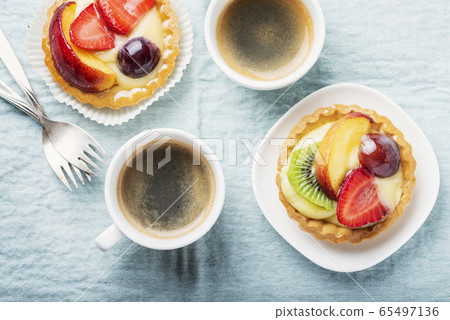 Mini tarts with cream and mix of summer fruit 65497136