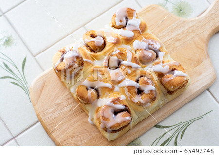 Bread making at home, cinnamon roll bread Bread making at home, cinnamon roll bread 65497748
