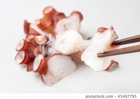 An octopus sashimi 65497795