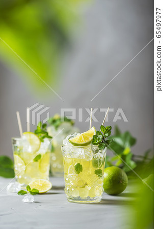 Cold tea with lime, mint and ice 65497977