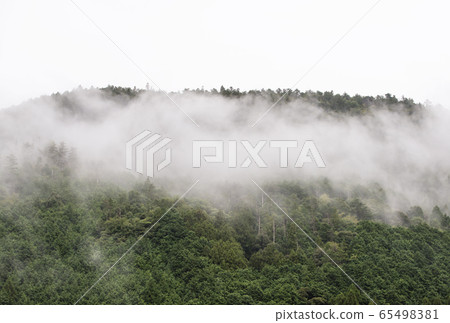 雨季天空和下雨時山的形象 65498381