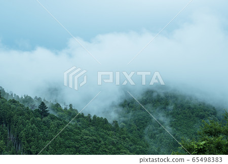 雨季天空和下雨時山的形象 雨季天空和下雨時山的形象 65498383
