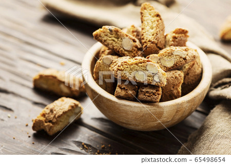 Cantucci or cantuccini Cantucci or cantuccini 65498654