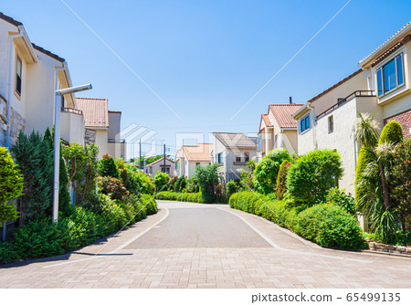 A quiet residential area	 65499135