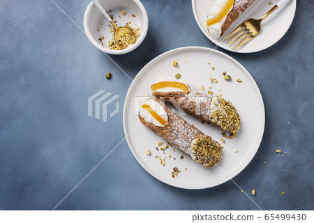 Traditional italian dessert cannoli siciliani 65499430