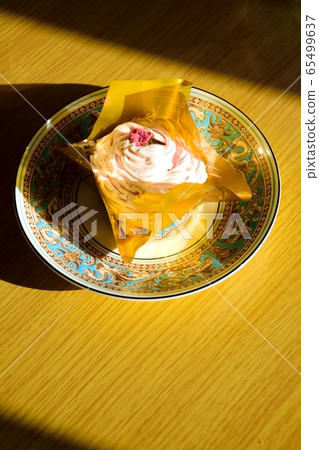 Cake (Sakura vertical) 65499637