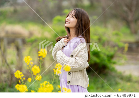 一個女人穿著一件 65499971