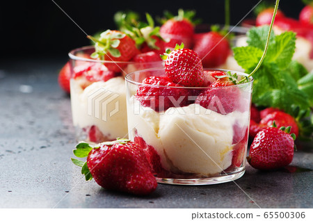 Tiramisu cake with strawberry and mint 65500306