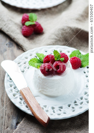 Ricotta with berry and mint 65500407