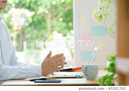 男性中遠程工作 65501742