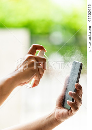 mobile phone cleaning using alcohol spray mobile phone cleaning using alcohol spray 65502626