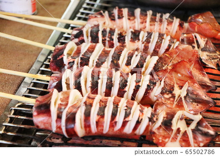 Squid cooked at the stall 65502786