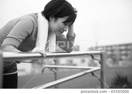 慢跑時感到不適的女人的形象 65505008