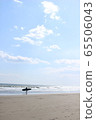 Sea and surfers 65506043