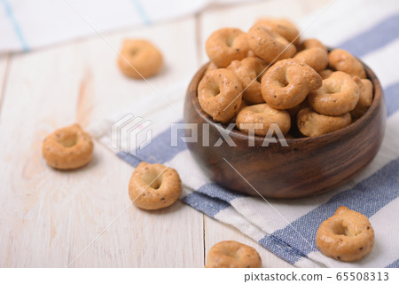 Traditional italian tarallini snack 65508313