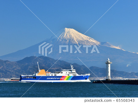 Ferries departing from snow-covered Mt. Fuji and Shimizu Port 65508343