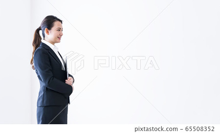 A young smile with a smile with a tablet 65508352