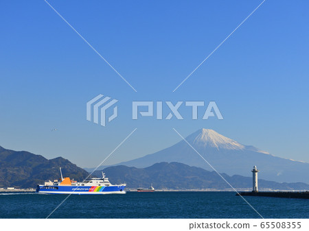 Ferries departing from snow-covered Mt. Fuji and Shimizu Port 65508355
