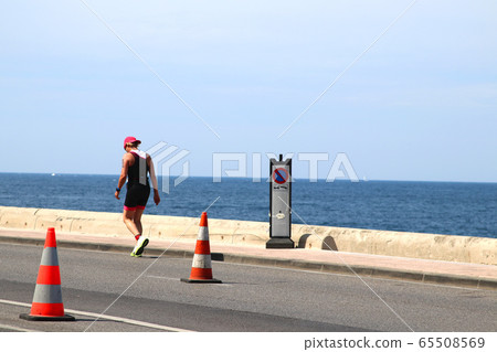 Tired runner 65508569