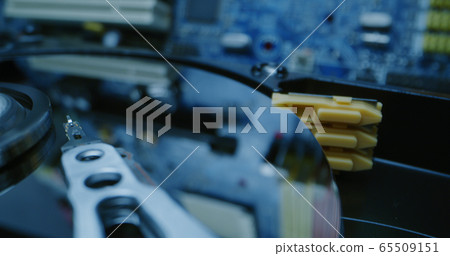 Actuator arm of a HDD in operation 65509151