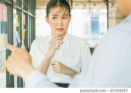 Young pretty woman office worker reflection sticky note window sticker person material 65509267