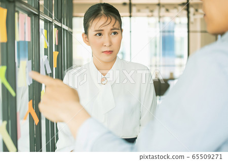 Young pretty woman office worker smile sticky note window sticker person material 65509271