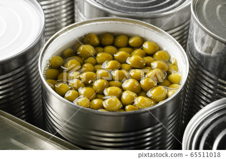 Canned green peas in just opened tin can. Canned green peas in just opened tin can. 65511018