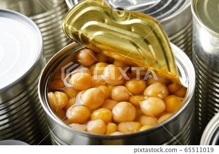 Canned chickpeas in just opened tin can. Canned chickpeas in just opened tin can. 65511019