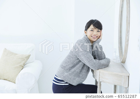 young woman      65512287