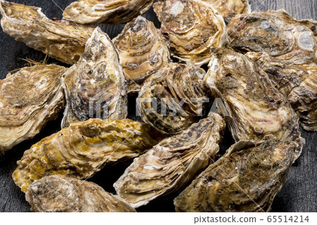 Fresh and delicious oysters 65514214