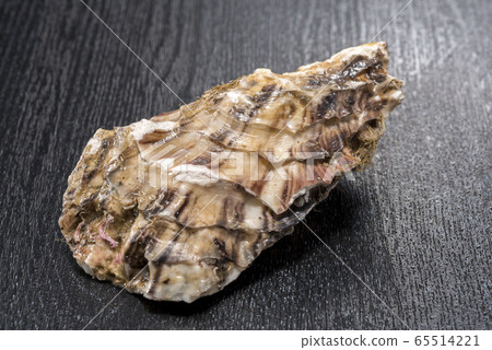 Fresh and delicious oysters Fresh and delicious oysters 65514221