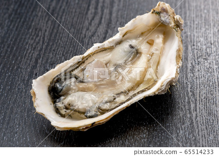 Fresh and delicious oysters 65514233