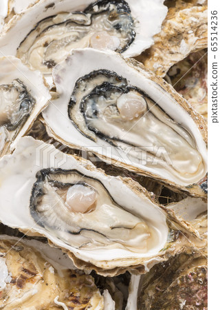 Fresh and delicious oysters Fresh and delicious oysters 65514236