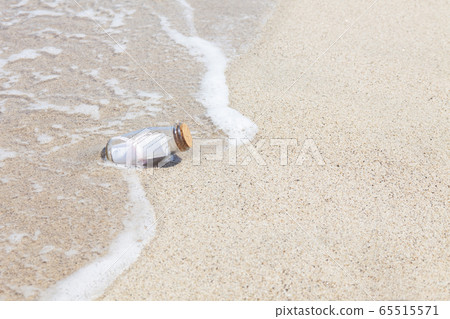 Bottle letter on the beach Bottle letter on the beach 65515571