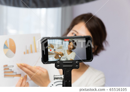 一個女人用智能手機拍攝視頻 一個女人用智能手機拍攝視頻 65516105