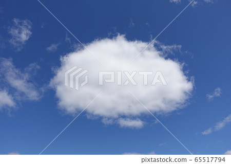 Round white clouds in the blue sky Empty bulletin board 65517794
