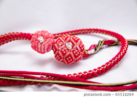 白色背景obi obi可愛的日本和服紅色和服日本模式 65518264