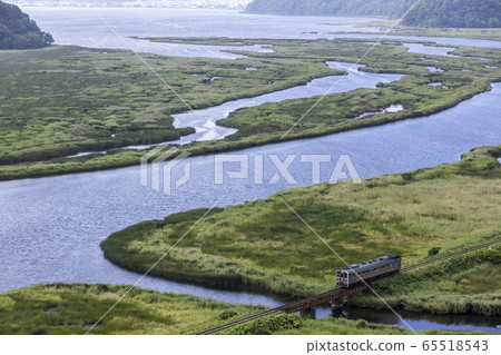 A local train running on the Bekkanbeushi Marsh 65518543
