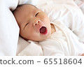 Yawn of a newborn baby 65518604