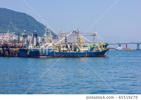 Fishing ships in the raid. Fishing ships in the raid. 65519278