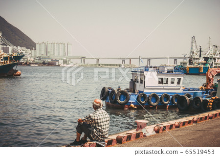 Port, fishing vessels. 65519453