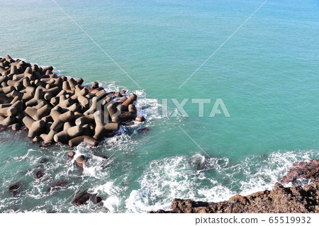 Tetrapod and the Sea of Japan 65519932